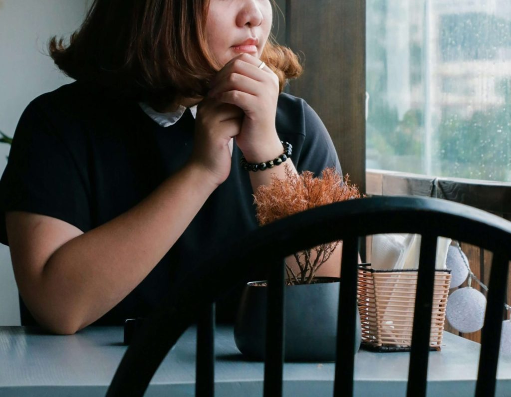 girl at table | depression counseling in parkland, fl | depression therapist in parkland, fl | depression counseling in coconut creek, fl | depression therapist in coconut creek, fl | cbt therapy in parkland, fl | cbt therapist in parkland, fl | 33073 | 33067 | 33076 Image of a woman sitting at a table in a cafe looking out the window thoughtfully. If you are struggling with the thought of suicide, discover how depression counseling in Parkland, FL can help you.