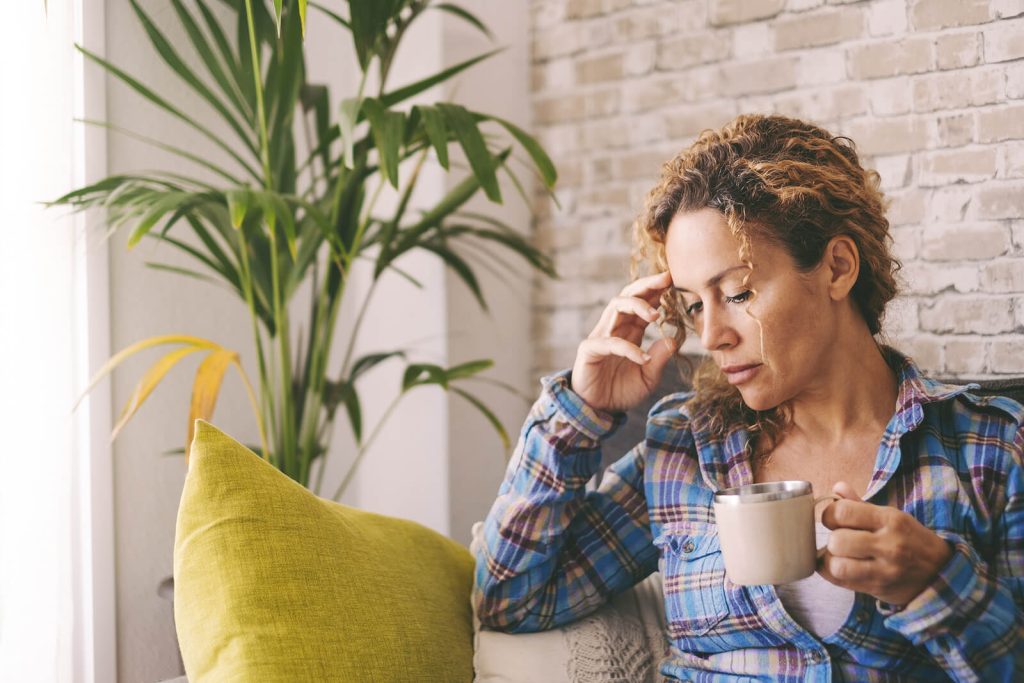 Shows a woman thinking. Represents how cognitive behavioral therapy florida with an anxiety therapist in boca raton, fl can help you recognize these thoughts.