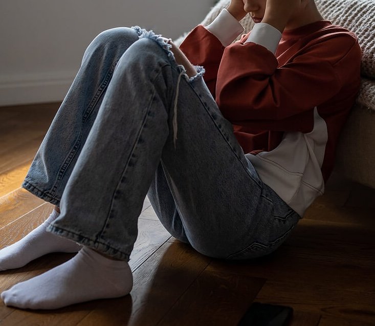 woman on floor | anxiety therapy in coconut creek, fl | anxiety therapist in coconut creek, fl | cognitive behavioral therapy | cbt therapist | 33063 | 33066 | 33073 Image of an anxious woman sitting on the floor holding her head with her hands. With the help of anxiety therapy in Coconut Creek, FL you can find support in identifying your anxiety triggers and cope with them.